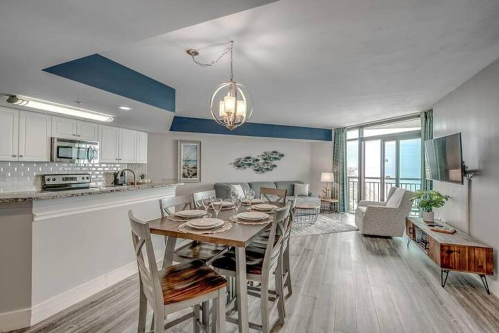 uma cozinha e sala de estar com mesa e cadeiras em 2 Bedroom Condo Amazing Views - Updates Galore em Myrtle Beach