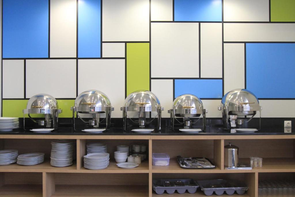 Příslušenství pro přípravu čaje a kávy v ubytování Hotel Citradream Bandung
