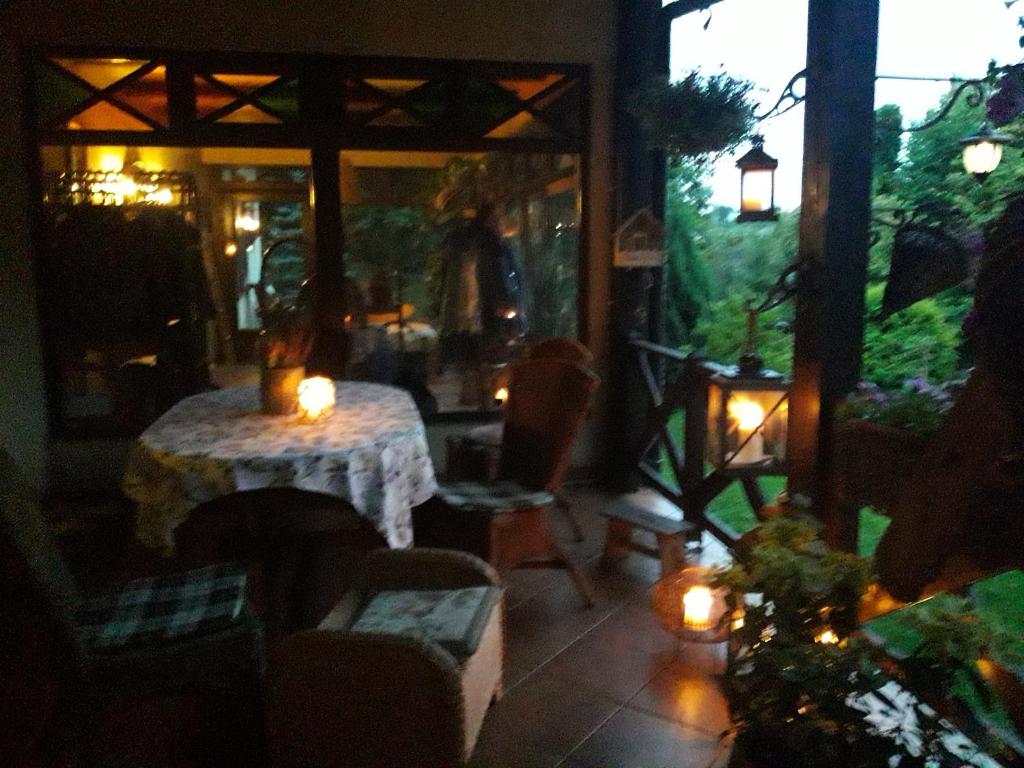 Reštaurácia alebo iné gastronomické zariadenie v ubytovaní Jurajskie Zacisze