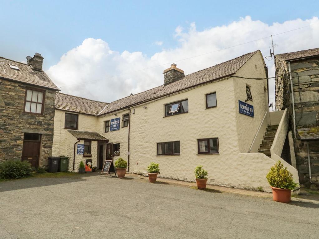 - une vue sur l'auberge depuis l'allée dans l'établissement Newfield Apartment 1, à Broughton-in-Furness