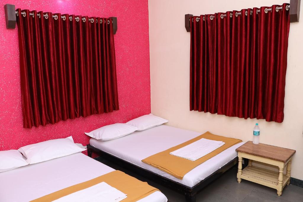 Postel nebo postele na pokoji v ubytování Hotel laxminarayan