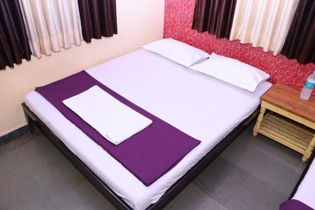 Postel nebo postele na pokoji v ubytování Hotel laxminarayan