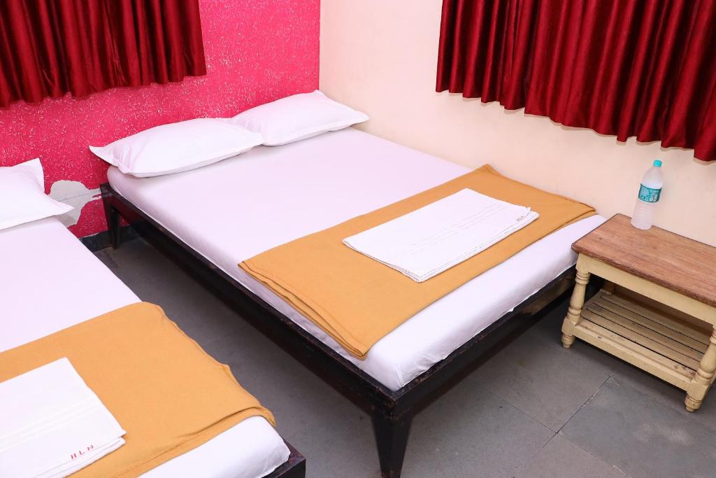 Postel nebo postele na pokoji v ubytování Hotel laxminarayan