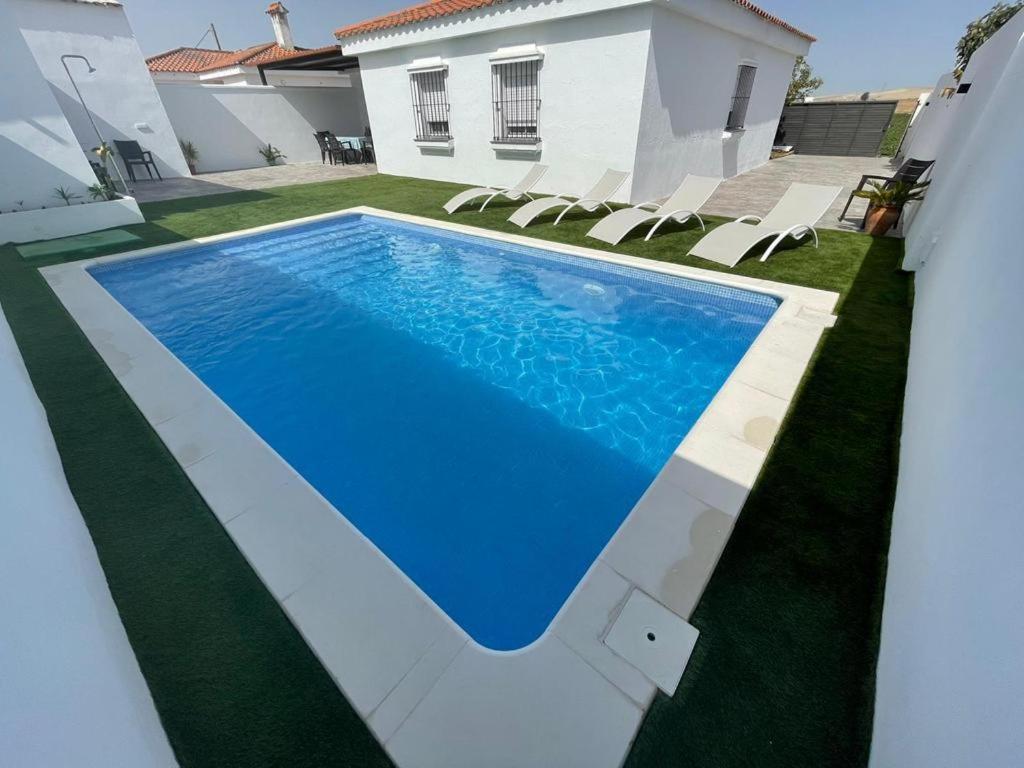- une piscine dans la cour d'une maison dans l'établissement Alojamiento Rural Buenavista, à Arcos de la Frontera