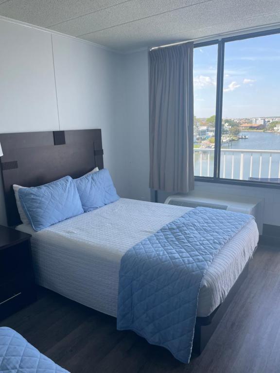 Postel nebo postele na pokoji v ubytování Fenwick Islander Motel