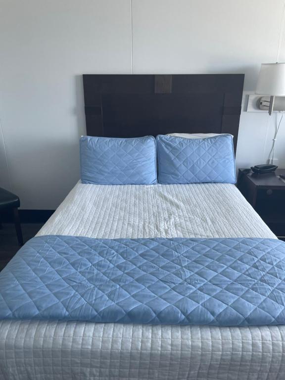 Postel nebo postele na pokoji v ubytování Fenwick Islander Motel