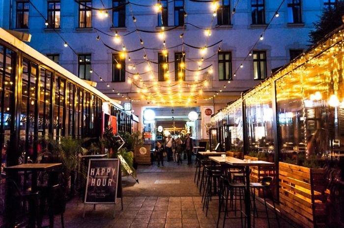 Reštaurácia alebo iné gastronomické zariadenie v ubytovaní Downtown Greenie Home