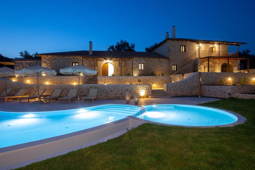 Bazén v ubytovaní Luxury Villa Happynest alebo v jeho blízkosti