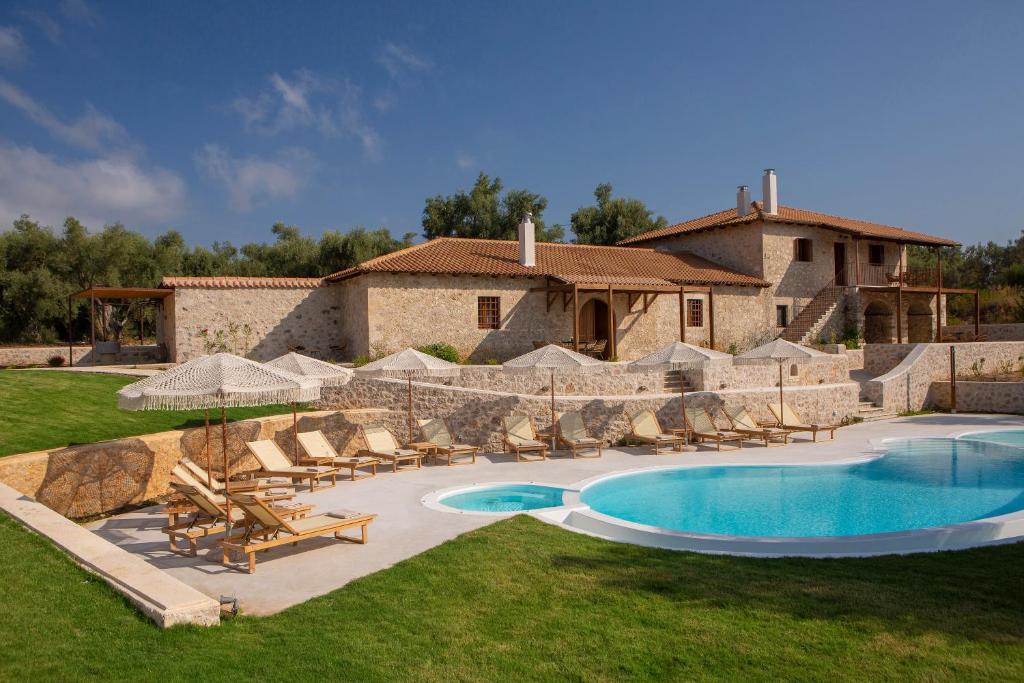 Bazén v ubytovaní Luxury Villa Happynest alebo v jeho blízkosti