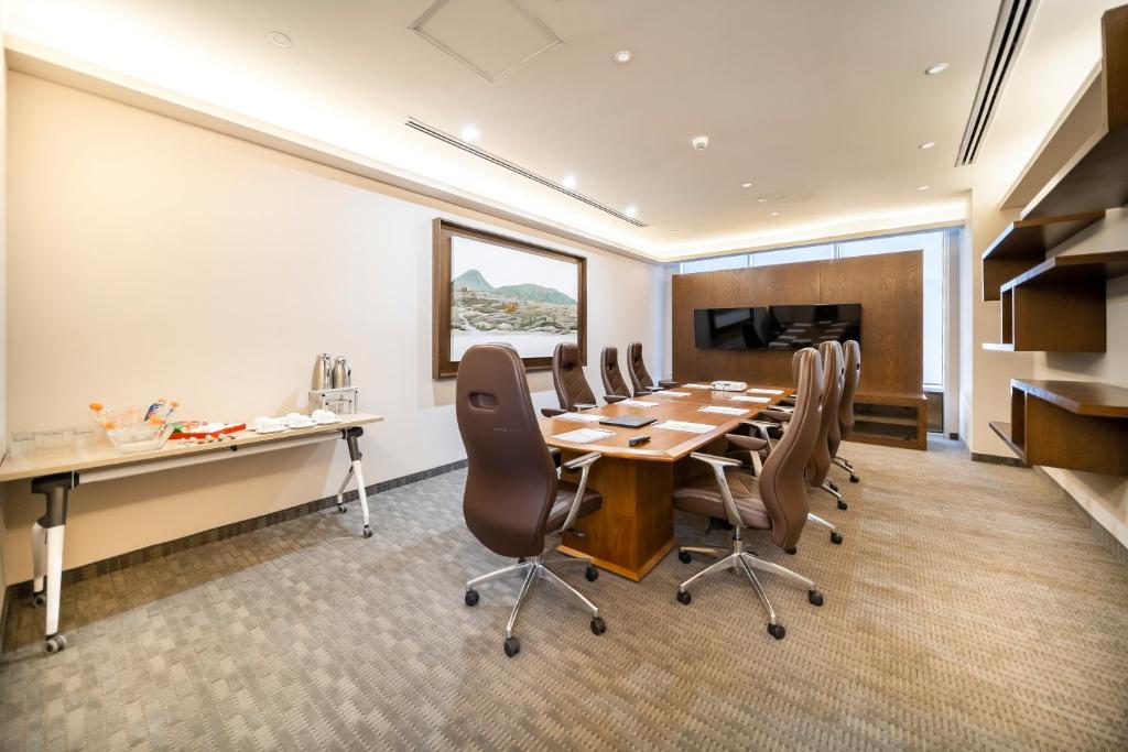 a conference room with a long table and chairs at Metria Hotel in León