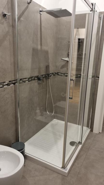 een douche met een glazen deur in de badkamer bij Dudi Apartment in Palermo