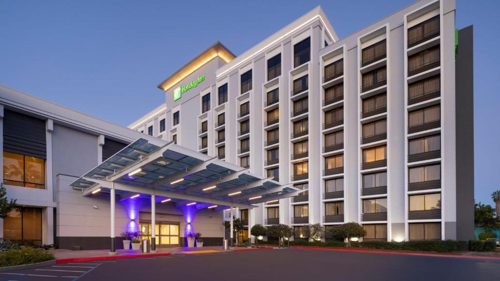 una representación de la parte delantera de un hotel en Holiday Inn San Jose-Silicon Valley, an IHG Hotel en San José