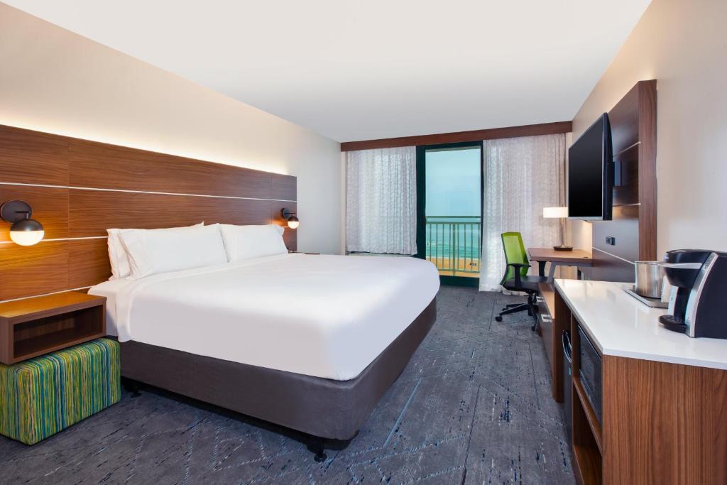 Holiday Inn Express Hotel & Suites Virginia Beach Oceanfront, an IHG Hotel - 