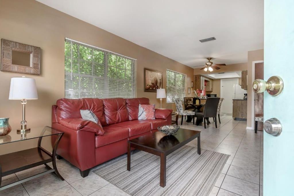 sala de estar con sofá rojo y mesa en Glendale Getaway Prime Brandon location, en Brandon