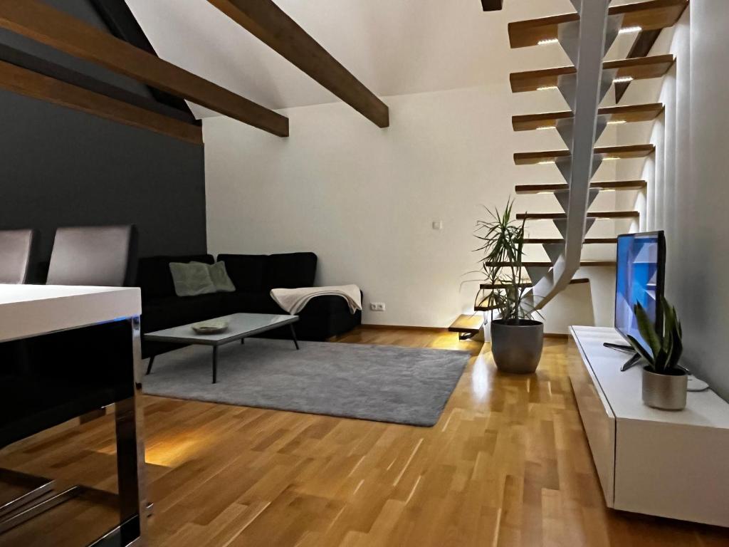 uma sala de estar com um sofá e uma escada em Villa Männituka külalistemaja em Kirikuküla