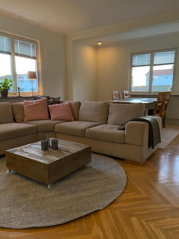 een woonkamer met een bank en een salontafel bij Annies House - Very nice 2 bedroom apt central area in Strömstad
