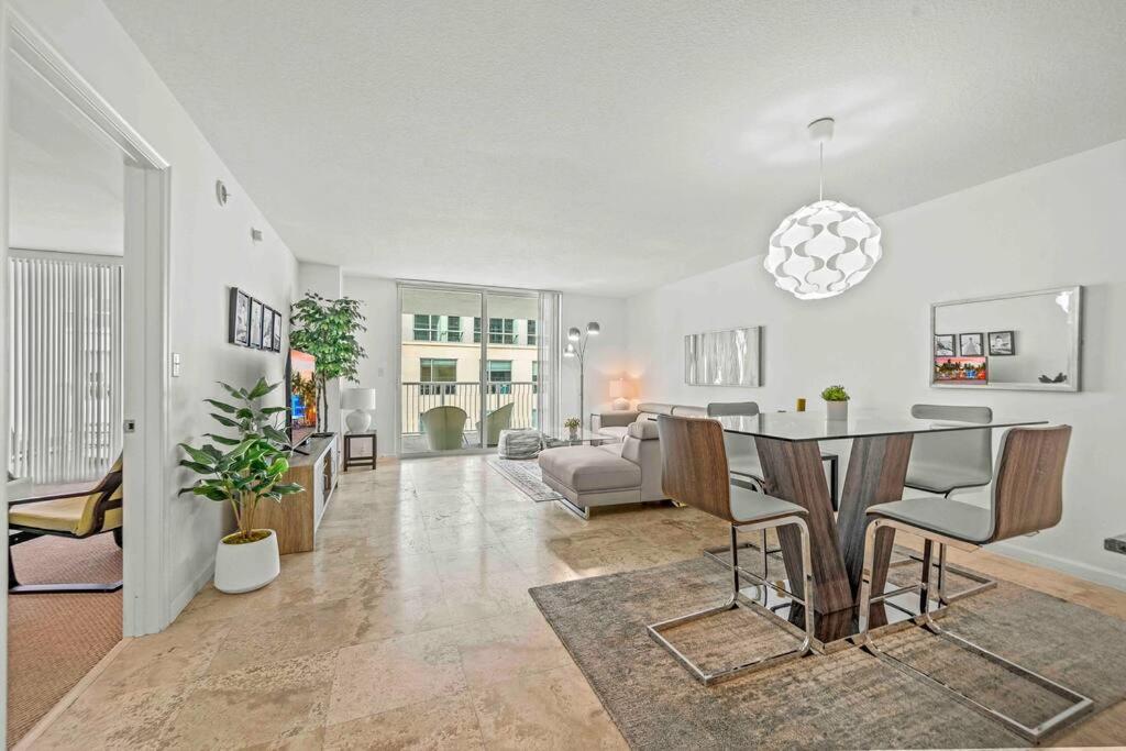 a living room with a dining table and a living room at PH Luxury 1 Bed 1 Bath • Brickell • Ocean Views in Miami