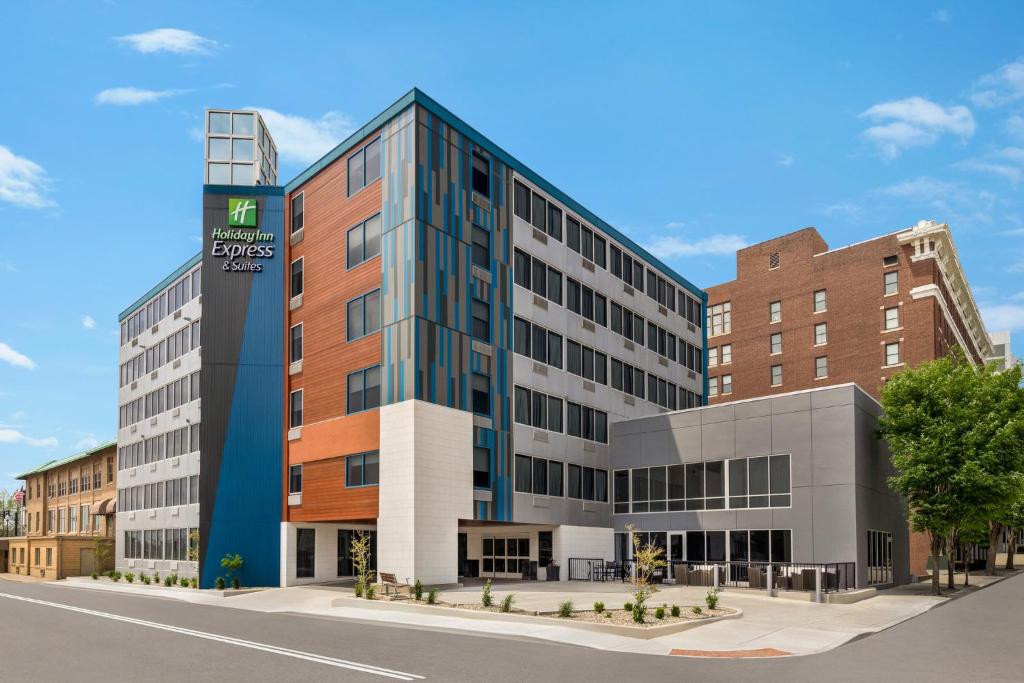 une représentation architecturale du bâtiment de bureaux au coin d'une rue dans l'établissement Holiday Inn Express & Suites Evansville Downtown, an IHG Hotel, à Evansville