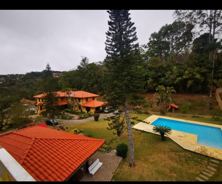 an aerial view of a house and a swimming pool at Sitio do Imbuí em Teresópolis in Teresópolis