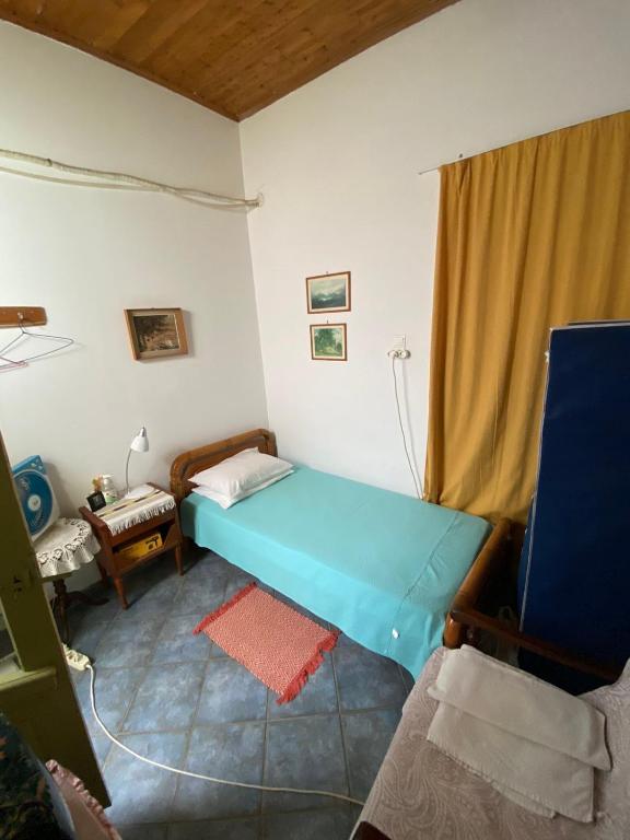 Habitación pequeña con cama y ventana en Bella room 3 en Agia Galini