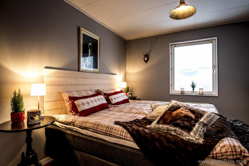 una camera con un grande letto e una finestra di Åre Bed & Breakfast a Åre