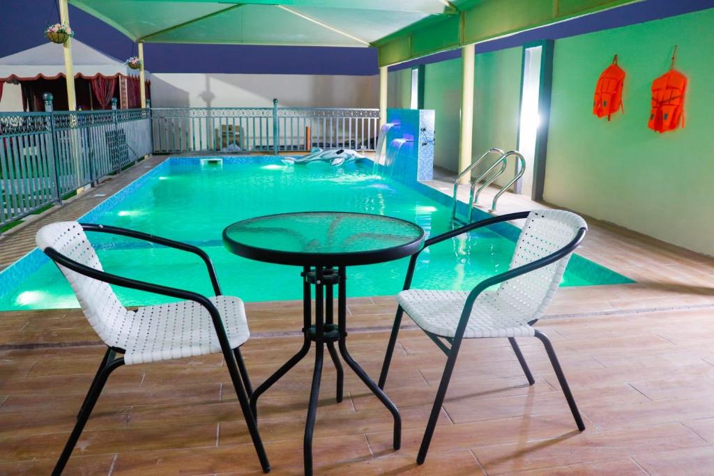 Kolam renang di atau dekat dengan استراحة مارينا ضباب marina dibab guste house