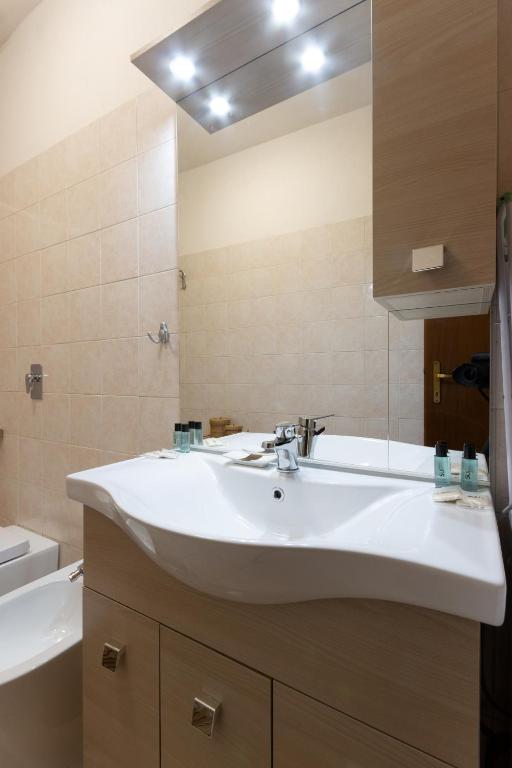łazienka z białą umywalką i toaletą w obiekcie Suite Garibaldi - Smart Holiday w mieście Mantova