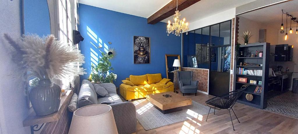 Televízia a/alebo spoločenská miestnosť v ubytovaní LA ROCHELAISE : Appartement calme & somptueux dans l'hyper centre.