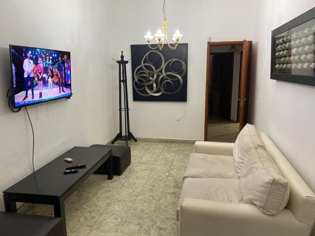 a living room with a couch and a tv at casa centrica in Río Cuarto