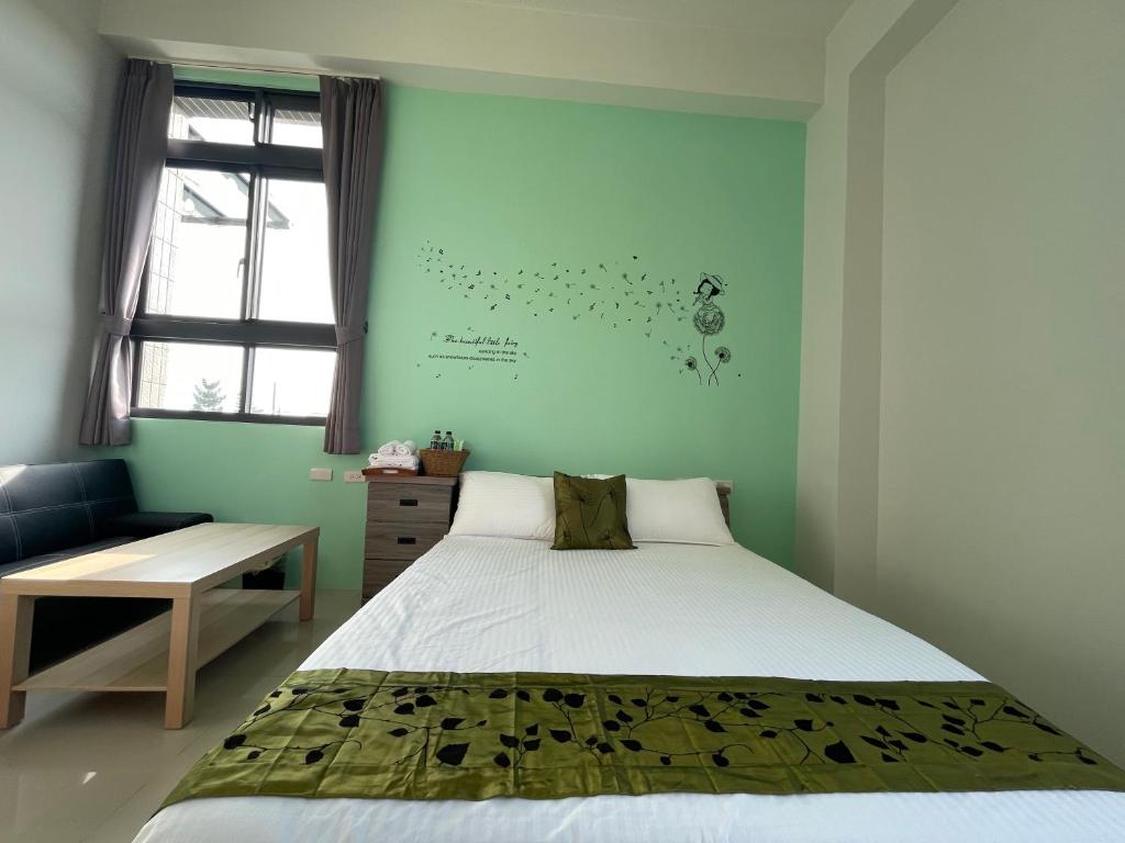 Postel nebo postele na pokoji v ubytování Dandelion Manor
