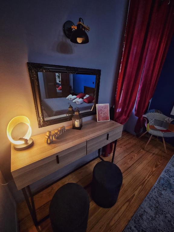 Televízia a/alebo spoločenská miestnosť v ubytovaní Deisisroomnafplio Apollo στ κέντρο του Ναύπλιου