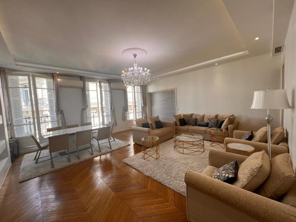 sala de estar con sofá y mesa en Appartement Champs-Élysées - HALA PARIS en París