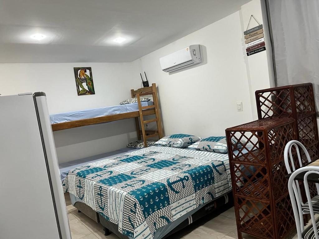 1 dormitorio con 1 cama y 2 literas en Flat Rosebahia, en Morro de São Paulo