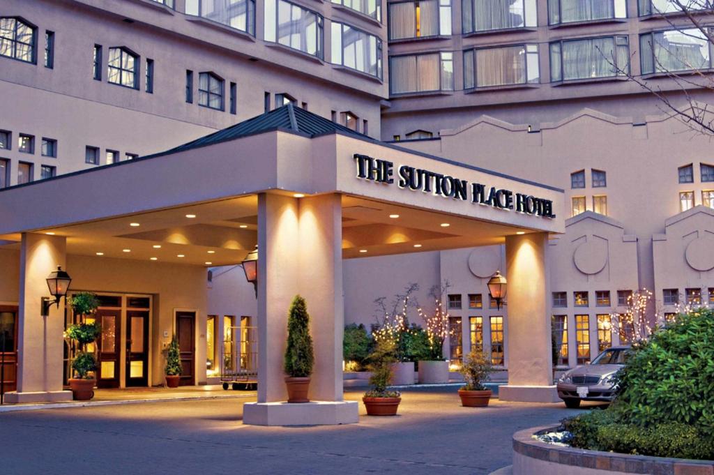 un edificio con un cartel que lee el hotel del lodge sur en The Sutton Place Hotel Vancouver en Vancouver