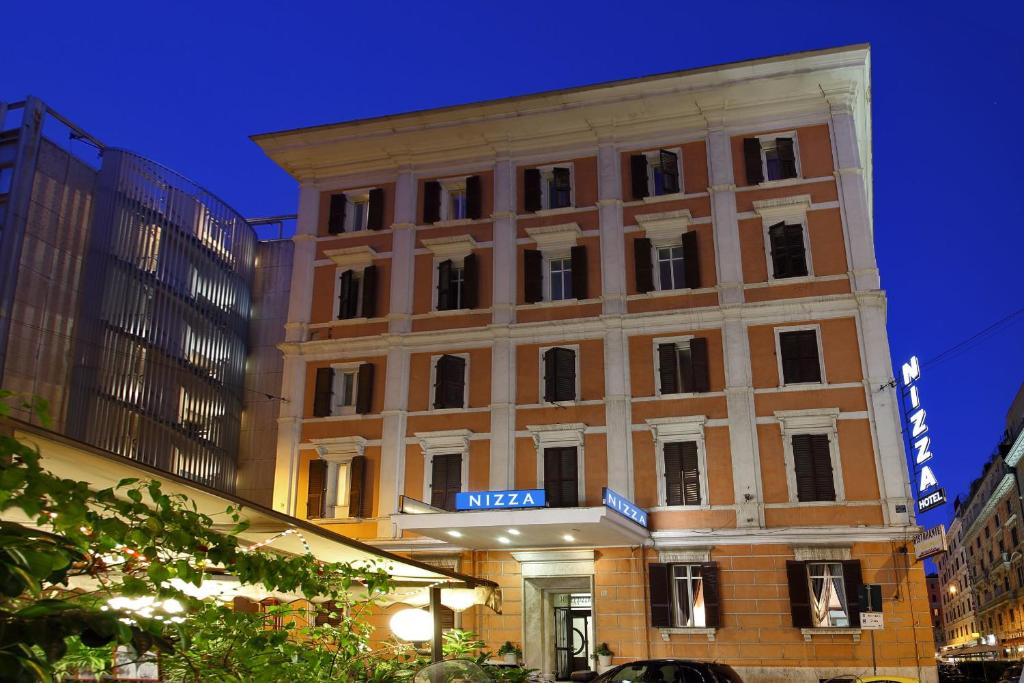 un bâtiment avec un panneau à l'avant dans l'établissement Hotel Nizza, à Rome