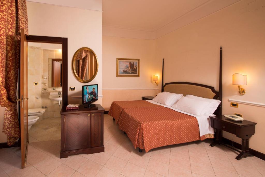 Postel nebo postele na pokoji v ubytování Hotel Nizza