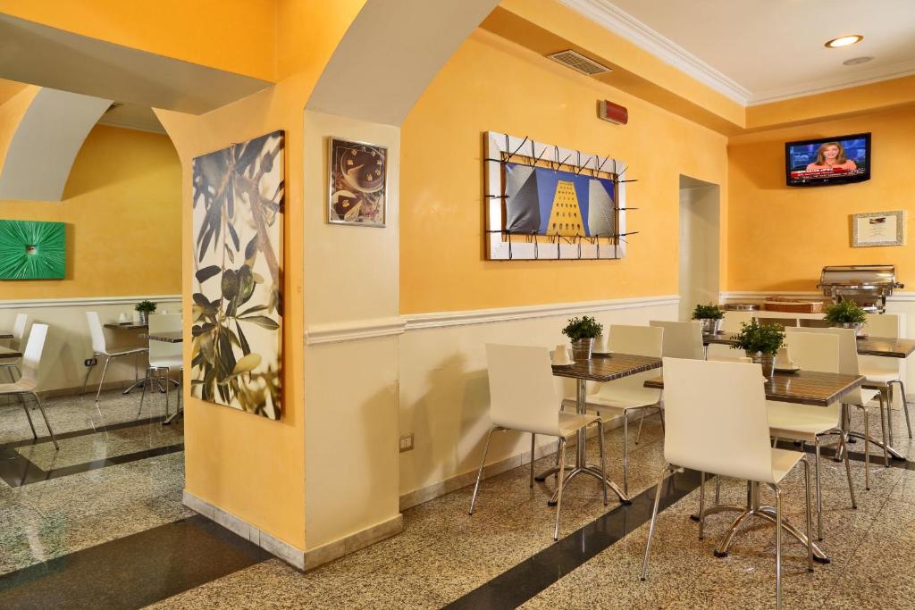 TV a/nebo společenská místnost v ubytování Hotel Nizza