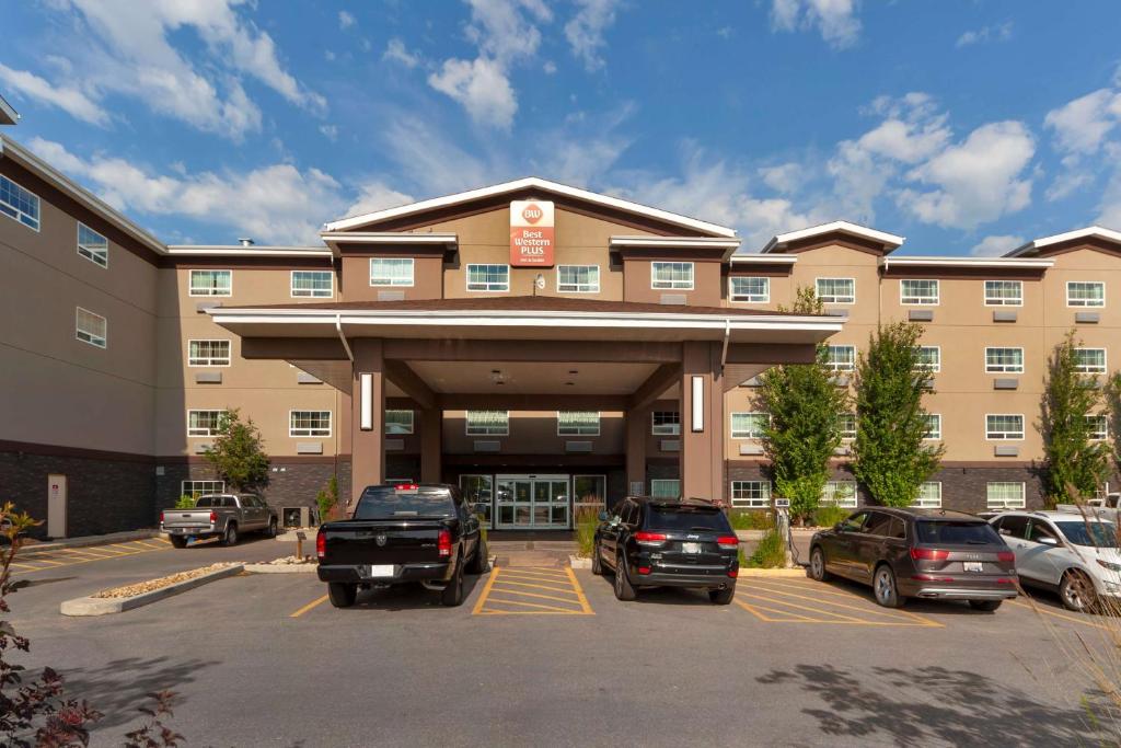 un hotel con coches estacionados en un estacionamiento en Best Western PLUS Fort Saskatchewan Inn & Suites, en Fort Saskatchewan