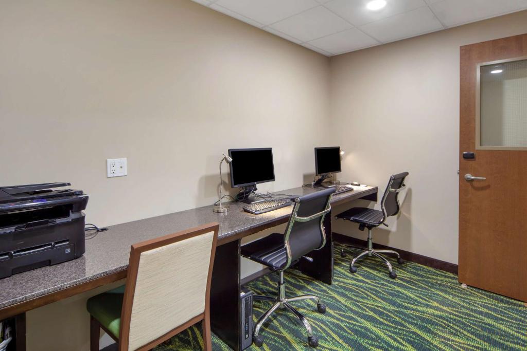 TV a/nebo společenská místnost v ubytování Best Western PLUS Fort Saskatchewan Inn & Suites