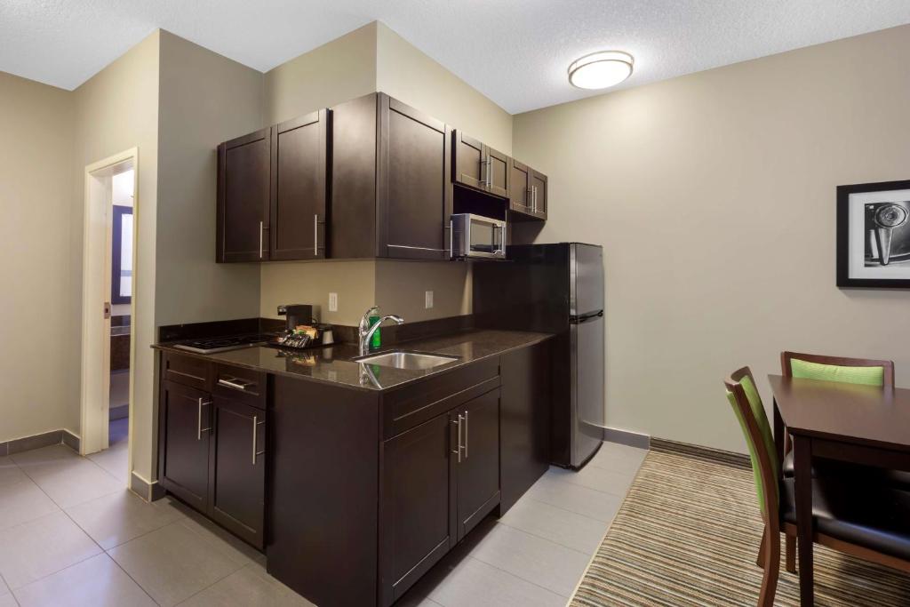 Kuchyň nebo kuchyňský kout v ubytování Best Western PLUS Fort Saskatchewan Inn & Suites