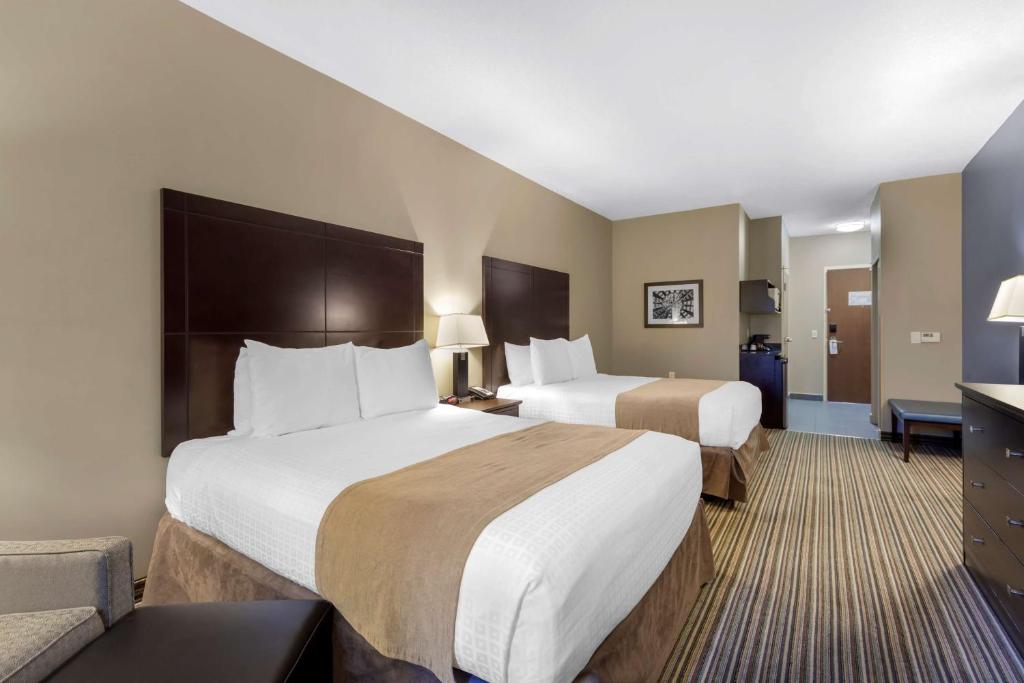 Postel nebo postele na pokoji v ubytování Best Western PLUS Fort Saskatchewan Inn & Suites