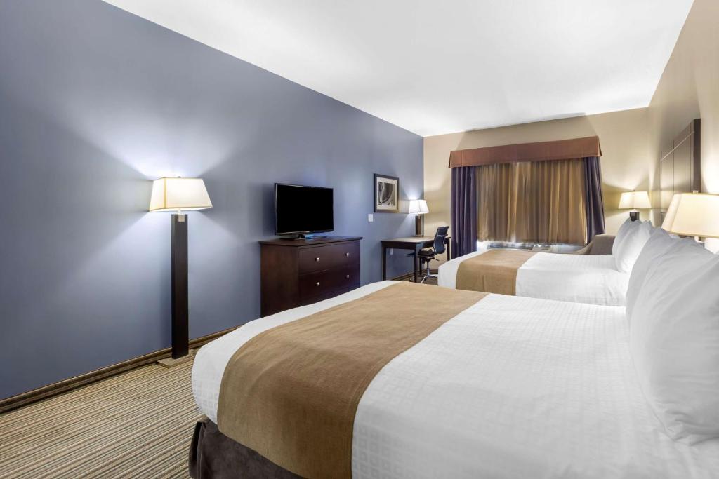 Postel nebo postele na pokoji v ubytování Best Western PLUS Fort Saskatchewan Inn & Suites