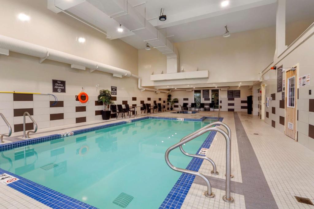 Bazén v ubytování Best Western PLUS Fort Saskatchewan Inn & Suites nebo v jeho okolí