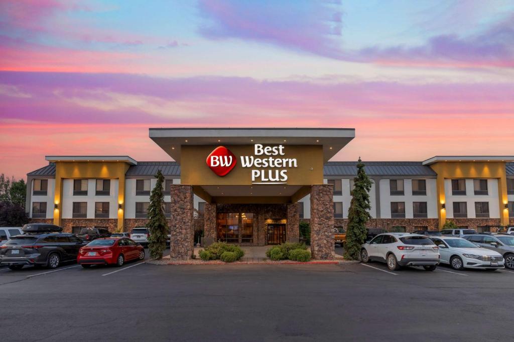 a best western plus hotel with cars parked in a parking lot at Best Western Plus Olympic Inn in Klamath Falls