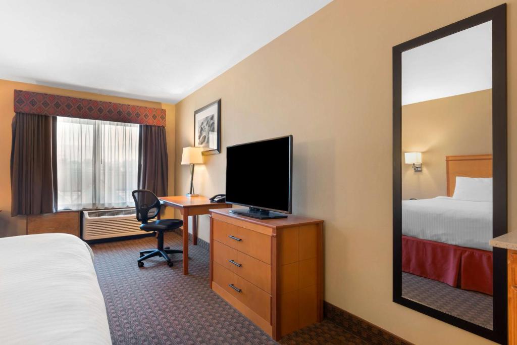 Best Western Plus Olympic Inn - King Room With Bath Tub - Disability Access