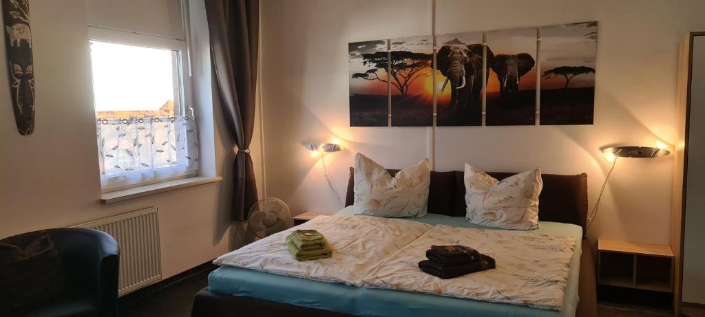 ein Schlafzimmer mit einem Bett mit zwei Taschen darauf in der Unterkunft Ferienwohnungen "PureFitness" am Elberadweg in Tangermünde in Tangermünde