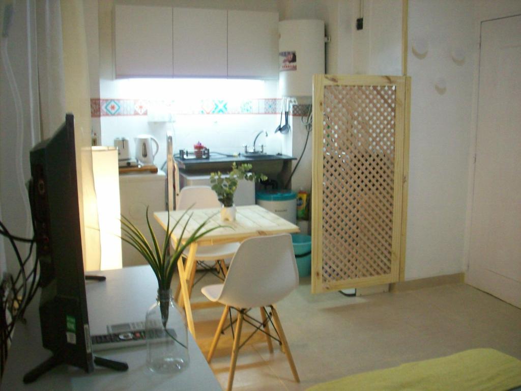 cocina pequeña con mesa y escritorio con ordenador en Monoambiente en Caballito para 2 personas en Buenos Aires