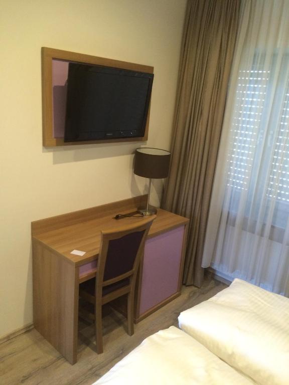 TV a/nebo společenská místnost v ubytování Slamba Hostel