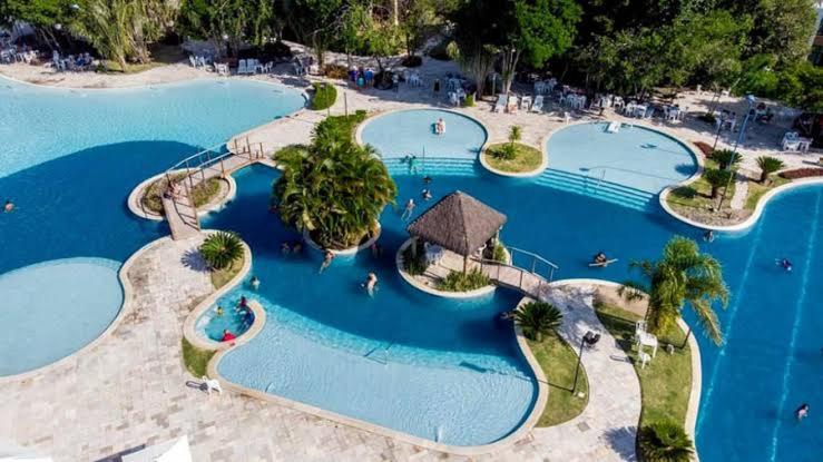 una vista aérea de una piscina en un complejo en Iloa Residence Luxo, en Barra de São Miguel