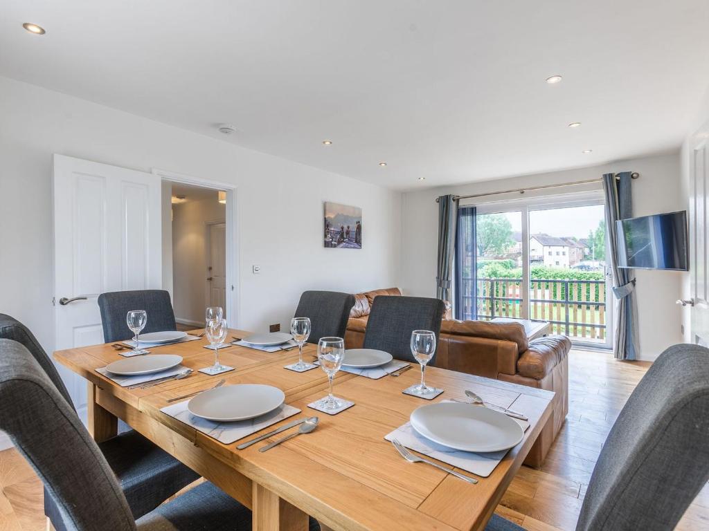 uma sala de jantar com uma mesa de madeira e cadeiras em Avon Lock Cottage - Uk34125 em Tewkesbury